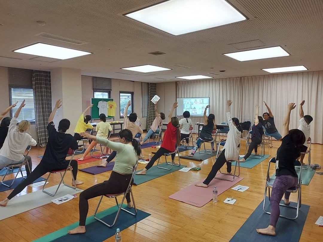 ケンハラクマ指導、楽しいチェアヨガ 指導者講座@鹿児島県無事修了 次回チェアヨガ指導者養成講座は、IYC表参道開催2025年1月5日(日)12時半-16時半開催いたします (指導用テキ (2)
